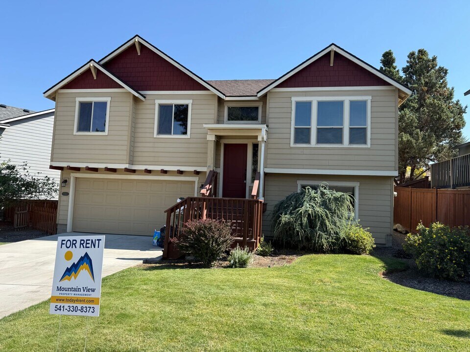 20661 Tango Creek Ave in Bend, OR - Building Photo