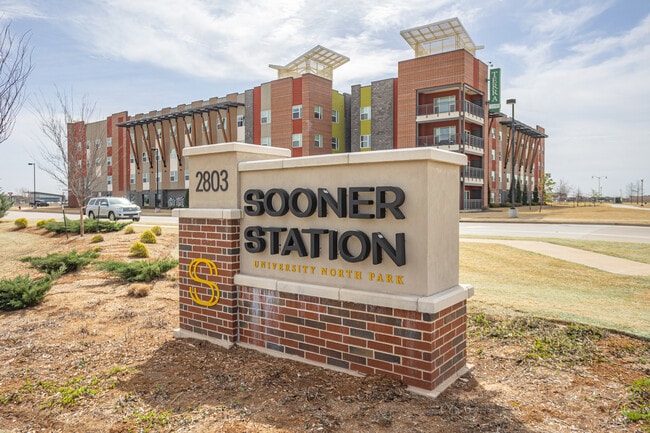 Sooner Station at University North Park in Norman, OK - Foto de edificio - Building Photo