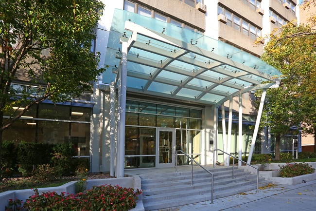 Belmont Tower Apartments in Chicago, IL - Foto de edificio - Building Photo