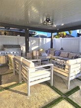 8122 NW 187th Ter in Hialeah, FL - Foto de edificio - Building Photo