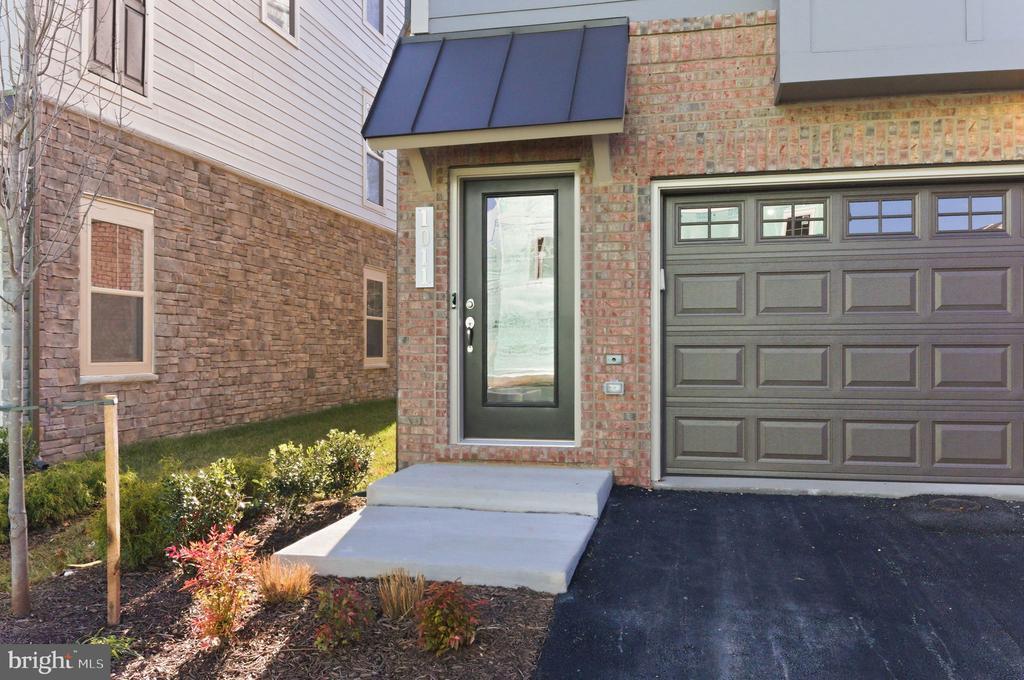 1011 Venifena Terrace SE in Leesburg, VA - Building Photo