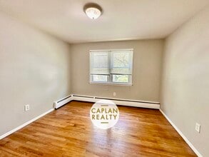 52 Oak Ridge Dr, Unit 28 in New Haven, CT - Building Photo - Building Photo