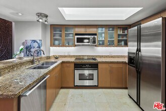 13700 Marina Pointe Dr in Los Angeles, CA - Building Photo - Building Photo