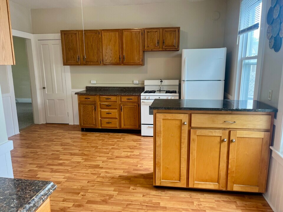 411 Main St in Wallingford, CT - Building Photo