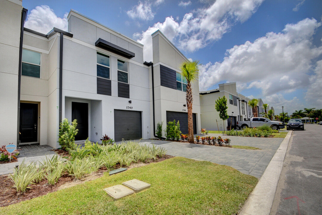 1740 Lindley St in West Palm Beach, FL - Building Photo
