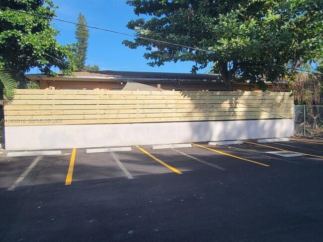 7843 NE 10th Ave in Miami, FL - Building Photo - Building Photo