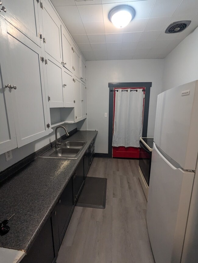 211 W 10th Ave in Winfield, KS - Foto de edificio - Building Photo