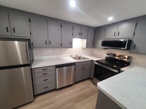 Azalea Court Apartments in Acton, MA - Foto de edificio - Building Photo