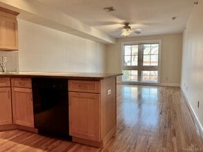 2 E Main St in Oyster Bay, NY - Building Photo - Building Photo