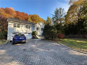 17 Whittier Dr in Thornwood, NY - Foto de edificio - Building Photo