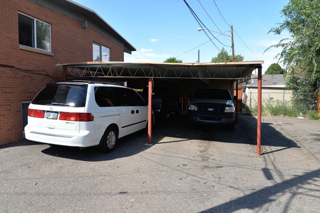 15551 E 13th Ave in Aurora, CO - Foto de edificio - Building Photo