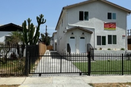 629-631 1/2 E 116th Pl in Los Angeles, CA - Building Photo