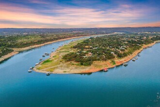 1352 Lakeshore Dr in Briarcliff, TX - Building Photo - Building Photo