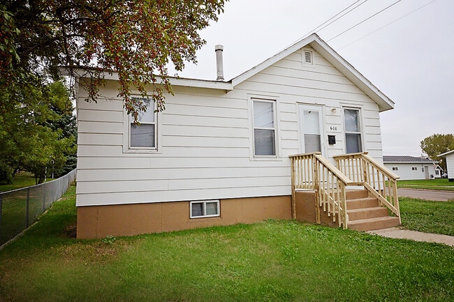 600 12th St NE in Minot, ND - Building Photo - Building Photo
