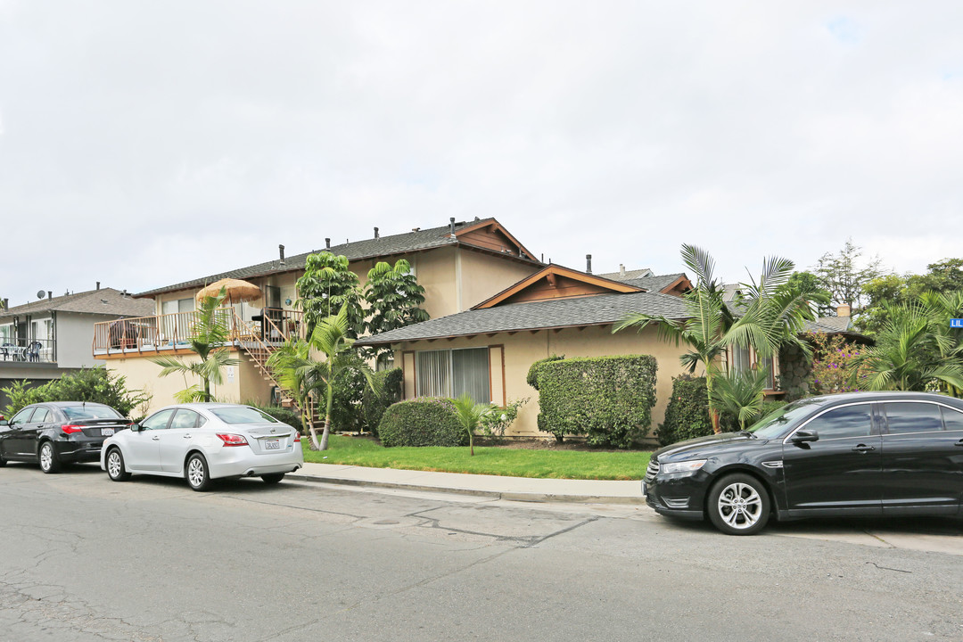 7302 Toulouse Dr in Huntington Beach, CA - Foto de edificio