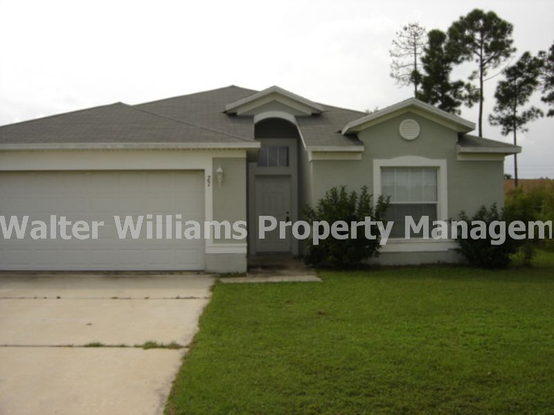 27 Bishop Ln in Palm Coast, FL - Building Photo