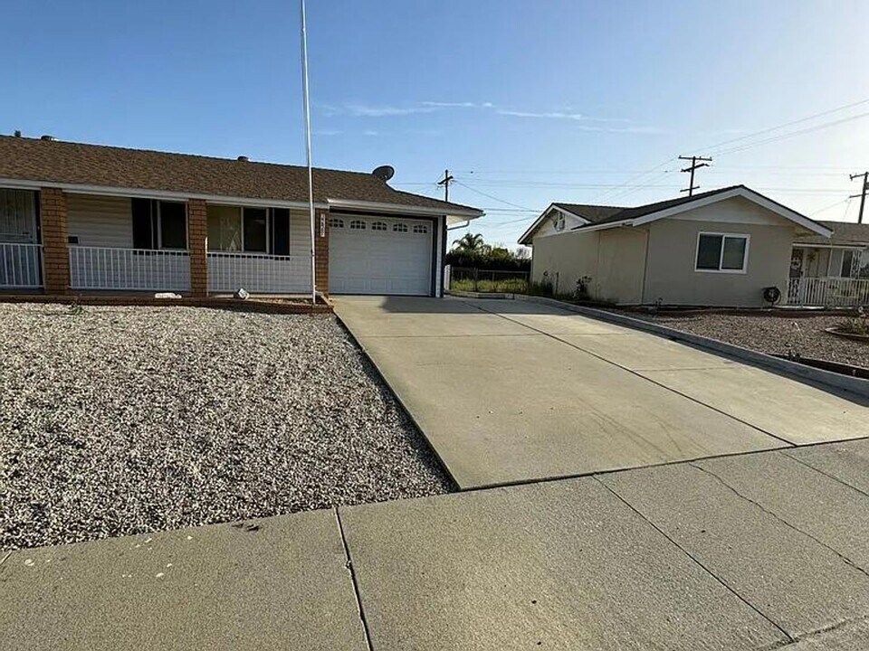 27467 Pinehurst Rd in Menifee, CA - Building Photo