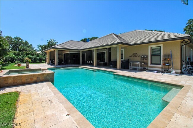 1900 Tiller Terrace in Naples, FL - Foto de edificio - Building Photo