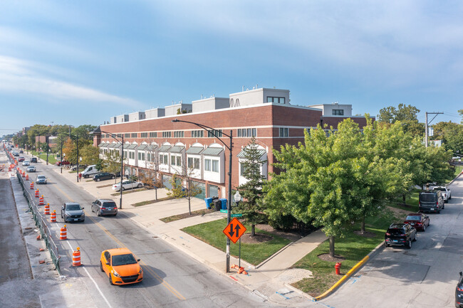 2448 W Grand Ave in Chicago, IL - Building Photo - Building Photo