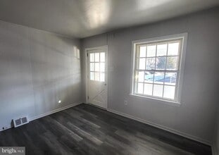 4 W 2nd St in Marcus Hook, PA - Building Photo - Building Photo