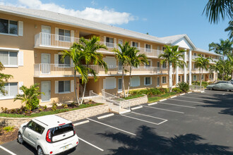 Naples Sandpiper Bay Club in Naples, FL - Foto de edificio - Building Photo