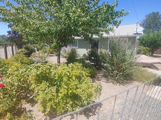 2585 Hartley St in Lakeport, CA - Foto de edificio - Building Photo