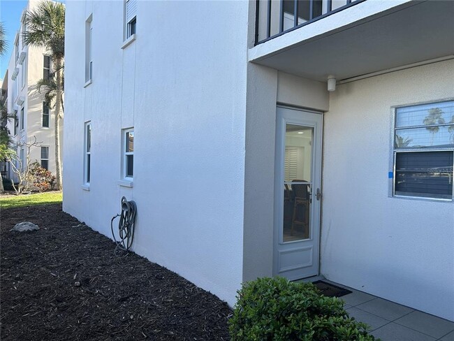 7625 Sun Island Dr S in South Pasadena, FL - Foto de edificio - Building Photo