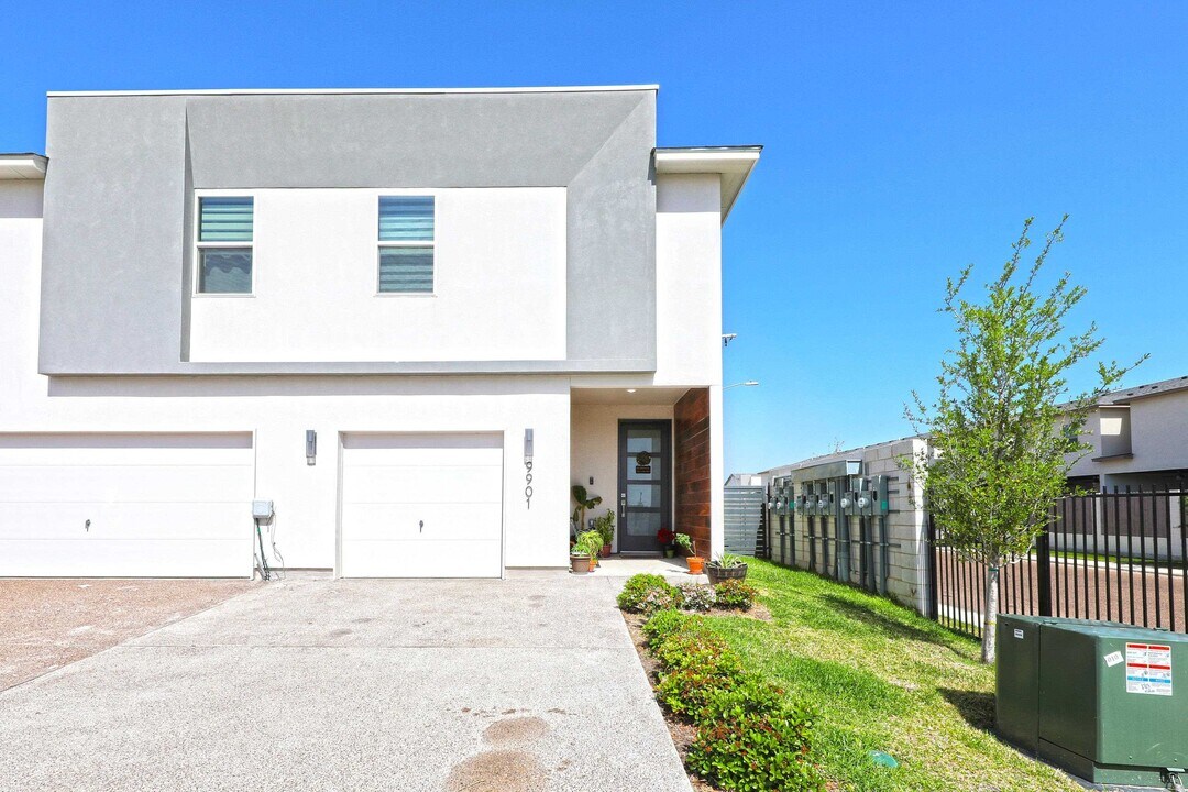 9901 Borna Dr in Laredo, TX - Building Photo