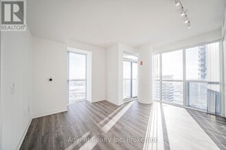 8 Interchange Wy in Vaughan, ON - Building Photo - Building Photo