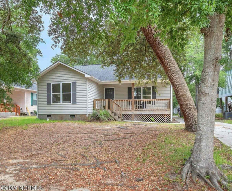 121 NW 19th St in Oak Island, NC - Building Photo