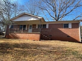 17 Wintergreen Ln in Taylors, SC - Building Photo