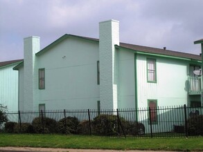 Villa Madrid in Houston, TX - Building Photo - Building Photo