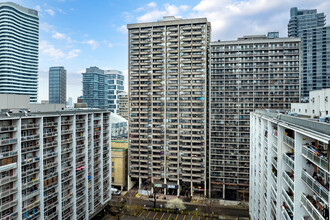 Carlton Court Apartments in Toronto, ON - Building Photo - Building Photo