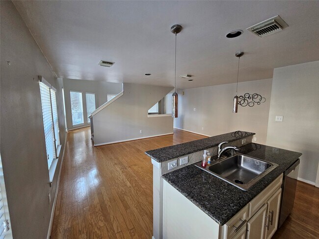 1271 W 17th St