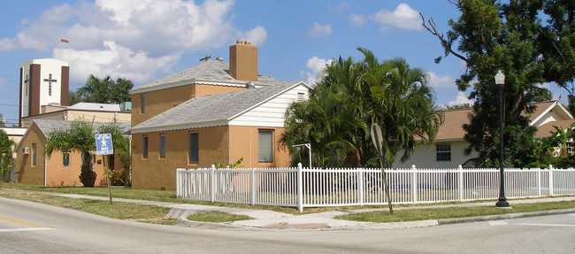 1555 Harrison St in Hollywood, FL - Foto de edificio - Building Photo