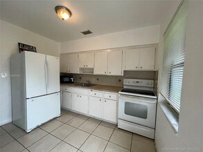 721 NW 1st Ct-Unit -1-2 in Hallandale Beach, FL - Foto de edificio - Building Photo