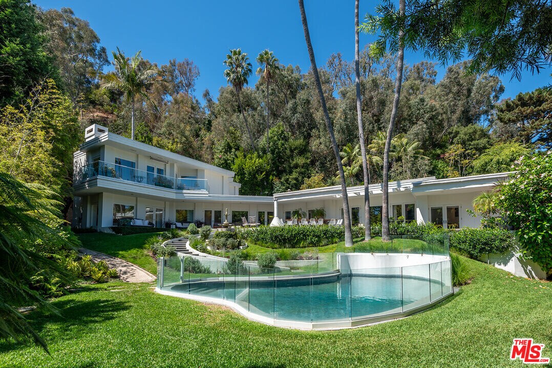 577 E Channel Rd in Santa Monica, CA - Building Photo
