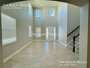 1381 Bering Rd in Wesley Chapel, FL - Foto de edificio - Building Photo