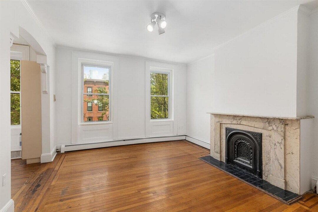 237 Grove St in Jersey City, NJ - Building Photo