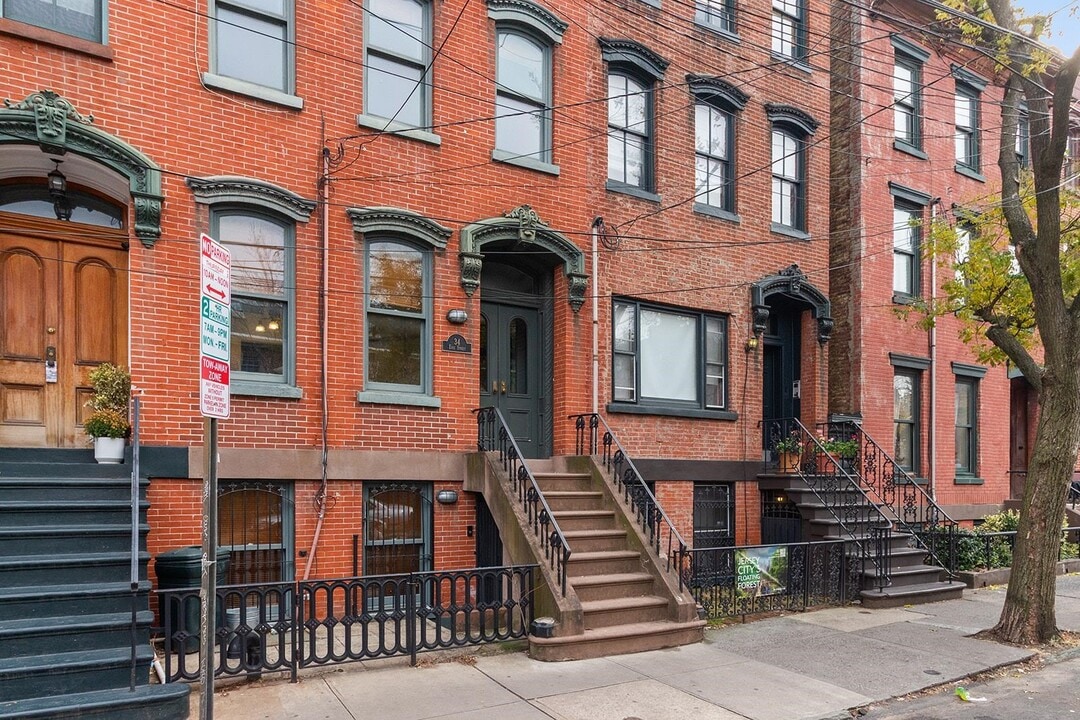 34 Erie St in Jersey City, NJ - Building Photo