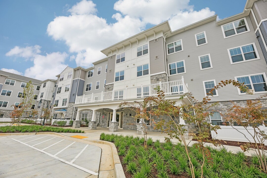 Willow Manor at Cabin Branch (Senior 62+) in Clarksburg, MD - Foto de edificio