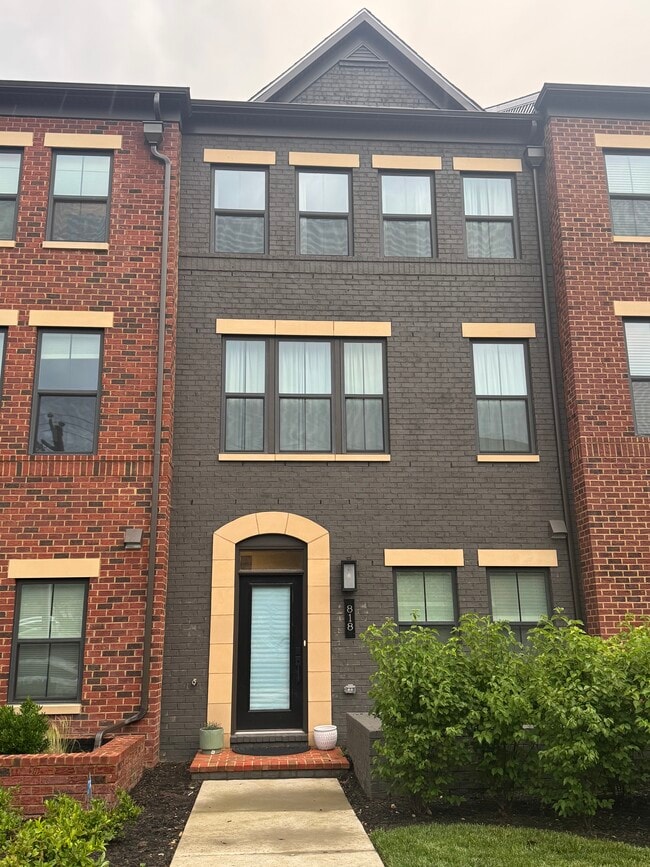 property at 818 S Greenbrier St