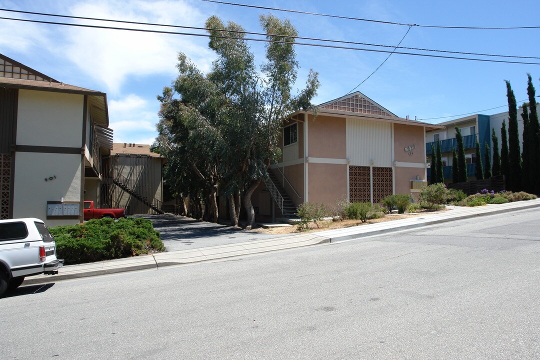 921 Hill in Belmont, CA - Building Photo