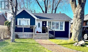 22 Scotswood Rd in Toronto, ON - Building Photo