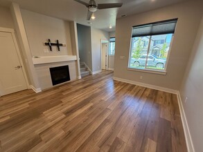 3015 NE Red Jasper Pl in Bend, OR - Building Photo - Building Photo