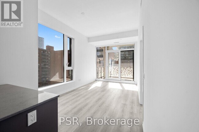 101 Roehampton Ave in Toronto, ON - Building Photo - Building Photo