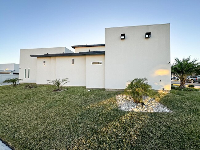 3011 Quintero St in Laredo, TX - Building Photo - Building Photo