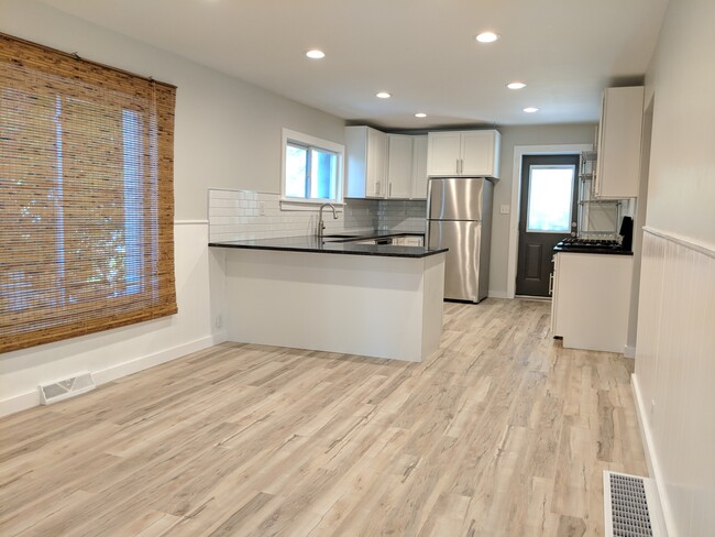 310 Maple St. in East Jordan, MI - Foto de edificio - Building Photo