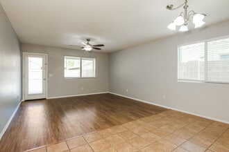 8822 W Pioneer St in Tolleson, AZ - Foto de edificio - Building Photo