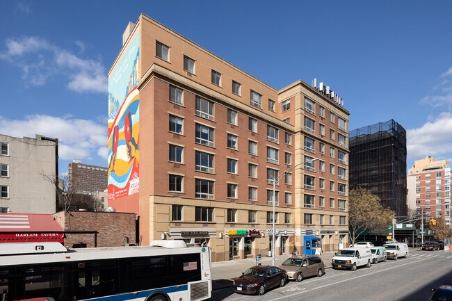 Larkspur Plaza in New York, NY - Foto de edificio - Building Photo